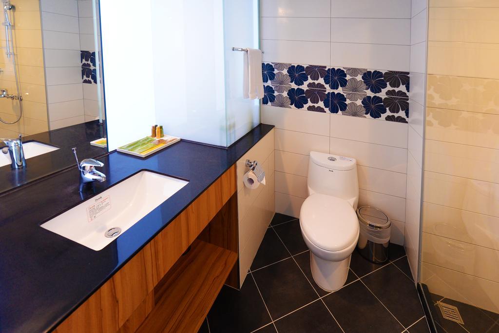 Bamboo Hotel Каосюн Екстериор снимка