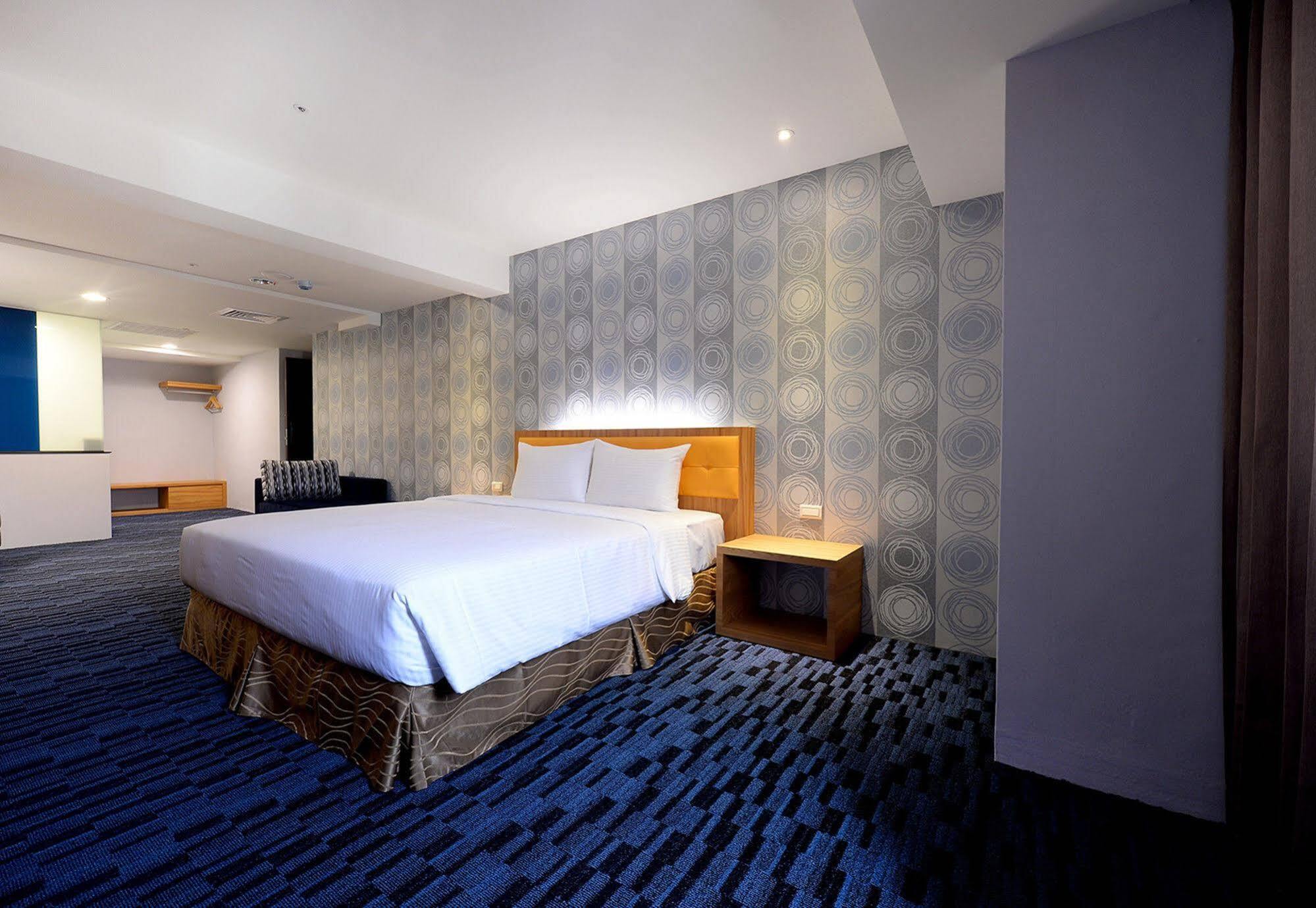 Bamboo Hotel Каосюн Екстериор снимка