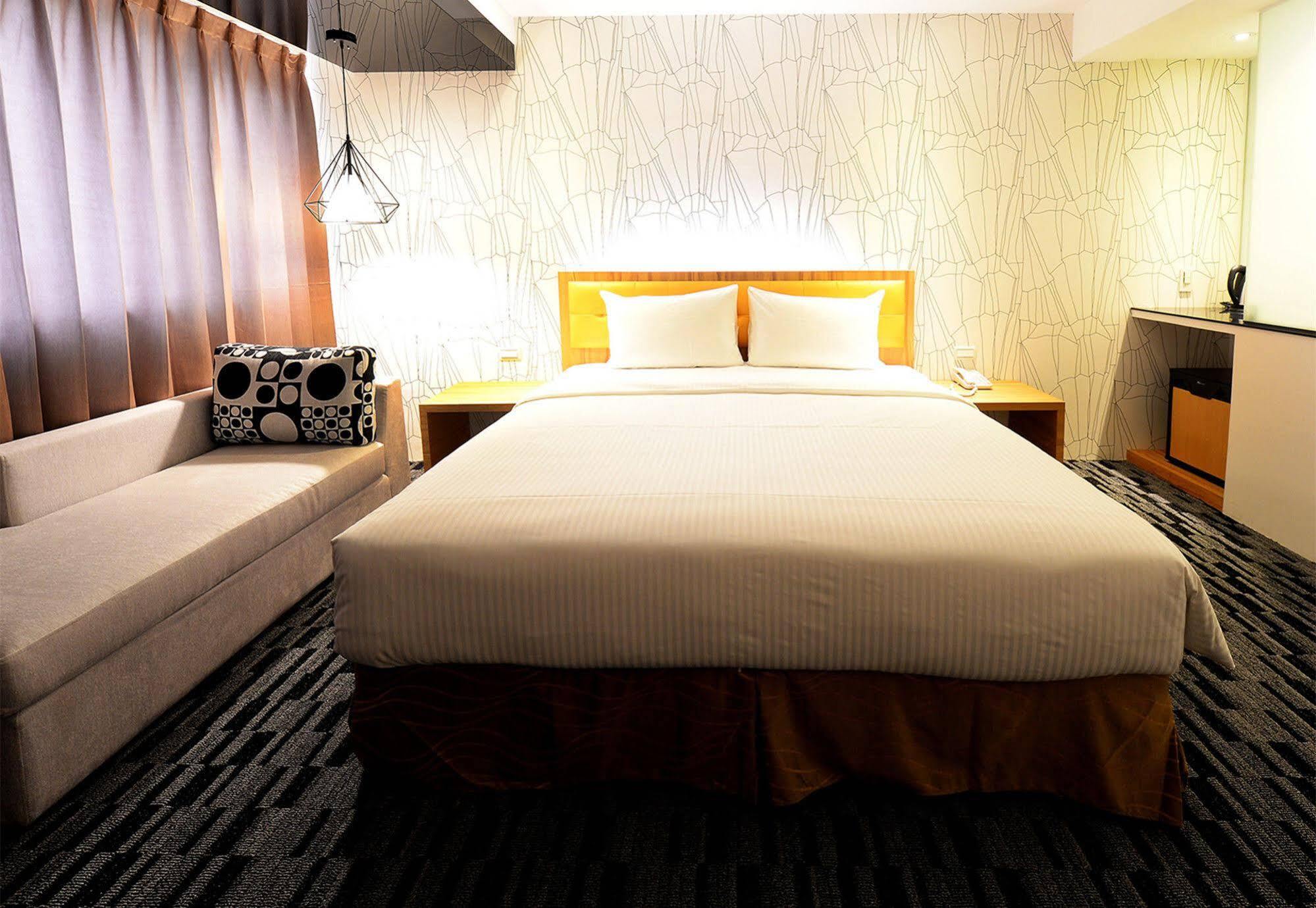Bamboo Hotel Каосюн Екстериор снимка