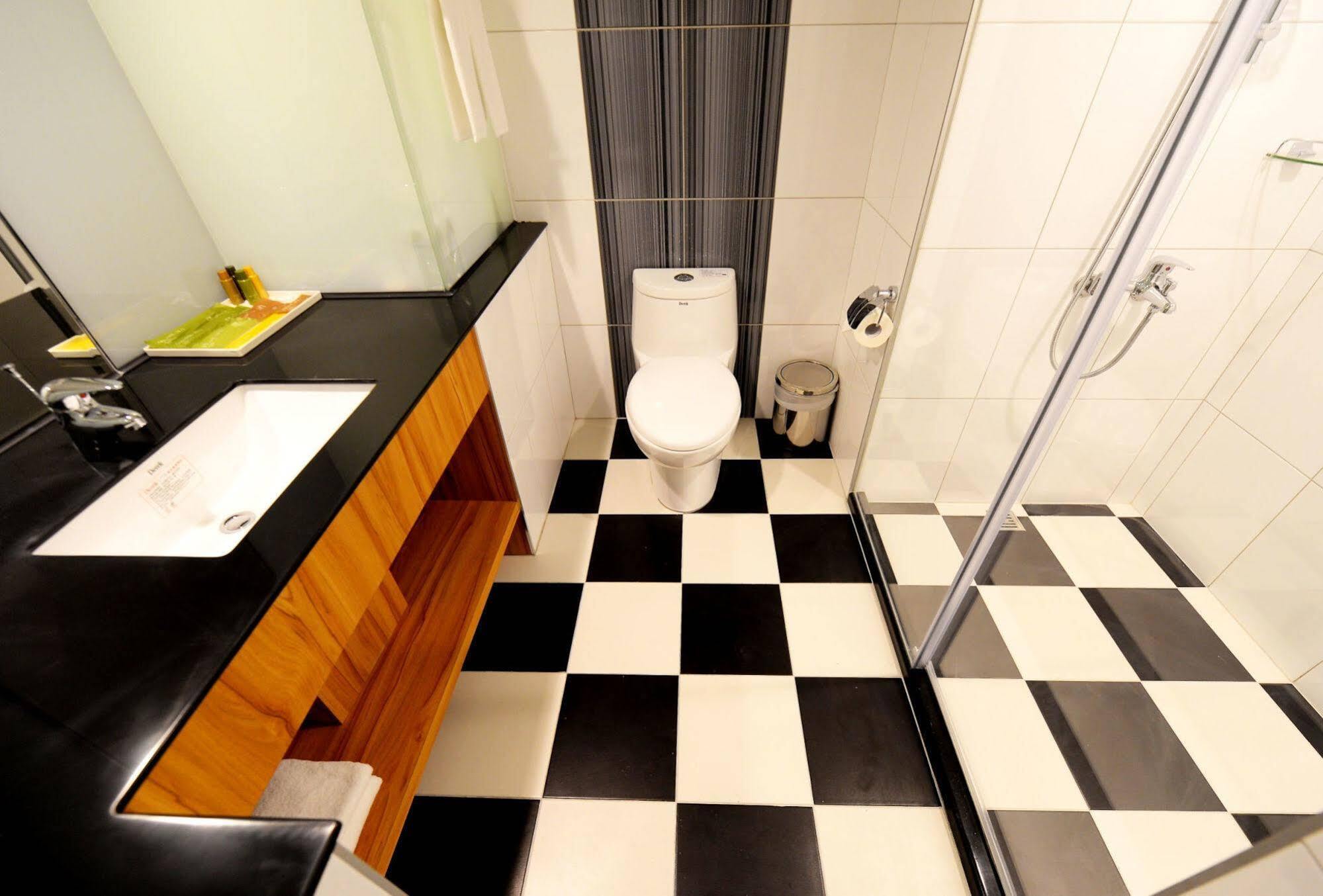 Bamboo Hotel Каосюн Екстериор снимка
